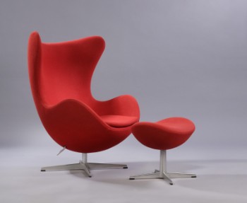 Arne Jacobsen. Lænestol, model 3316, Ægget i rødt uld med tilhørende skammel. (2)