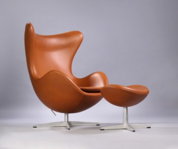 Arne Jacobsen. Egg with stool, Black Label (2)