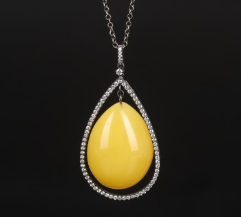 House of Amber. Necklace of 18 kt white gold with amber and diamonds 0.91 ct