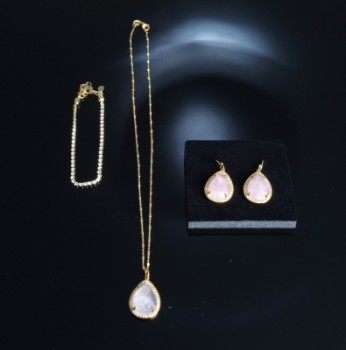 Bracelet, necklace and earrings in gold-plated silver with rose quartz