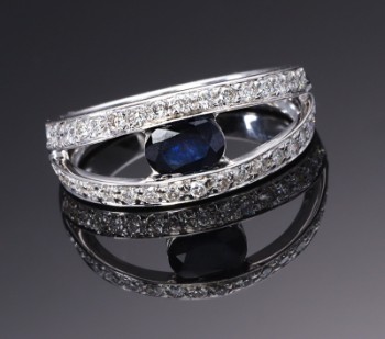 French sapphire and diamond ring in 18 kt. white gold