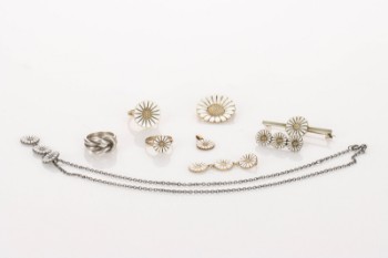 B. Hertz. Collection of daisy jewelry, etc.