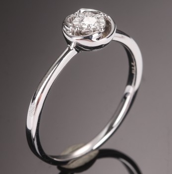 Diamonds by Frisenholm. Diamantring af 9 kt. hvidguld