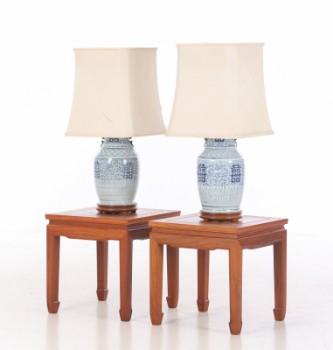 A pair of Chinese porcelain table lamps and two lamp tables, 20th century (4)