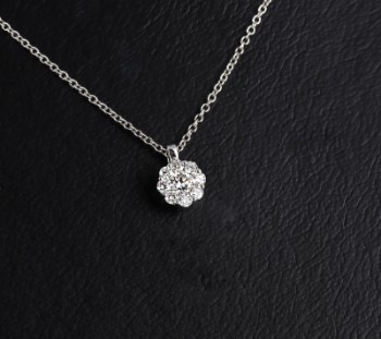 Small diamond rosette pendant in white gold chain, 0.26 ct. (2)
