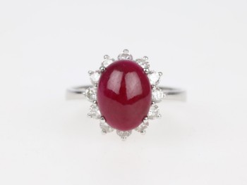 A ruby and diamond ring of 18k white gold. Ring size 62
