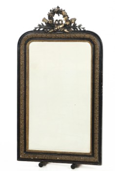 Bemalet og forgyldt spejl med udskåret top. 1800-tallet.
