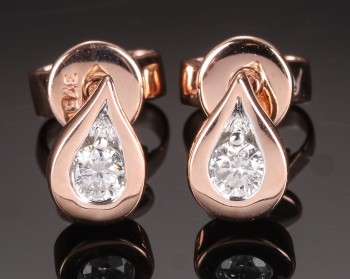 Diamonds By Frisenholm. Et par brillantørestikker af 9 kt rosaguld (2)