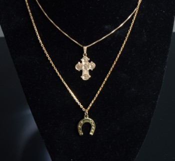 Two necklaces of 14 kt. gold, incl. dagmar cross and horseshoe (4)