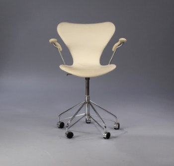 Arne Jacobsen. Kontorstol, Syveren, hvid læder, model 3217