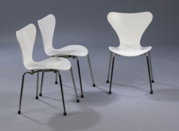 Arne Jacobsen. Sæt på tre stole Syveren , Barnemodel af 3107 (3177), hvidlakeret. (3)
