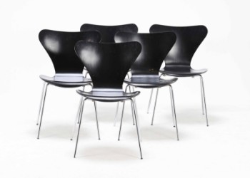 Arne Jacobsen (1902-1971). Et sæt på fem Syverstole model 3107 med skaller af lakeret formspændt bøg.