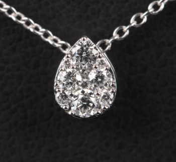 Diamonds by Frisenholm. Halskæde med diamant korsvedhæng af 14 kt. hvidguld med brillantslebne diamanter, ialt ca. ca. 0,11 ct