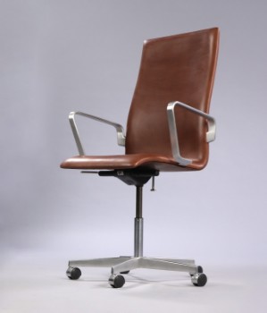 Arne Jacobsen. Oxford office chair, medium high back, brown aniline leather