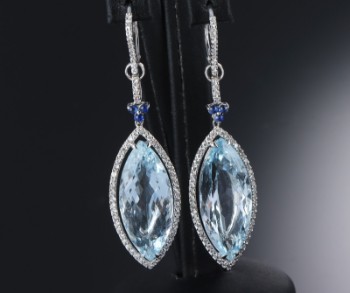 A pair of navette-shaped aquamarine, sapphire and brilliant-cut earrings in 18 kt. white gold, total approx. 20.95 ct. (2)