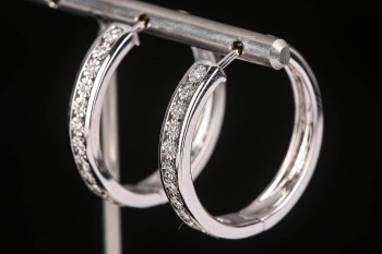 Diamonds By Frisenholm. Et par diamant creoler øreringe af 9 kt. hvidguld (2)