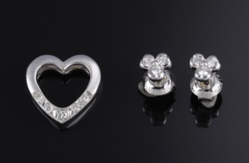 Diamond heart pendant and diamond earrings of 14 and 18 kt. white gold (3)