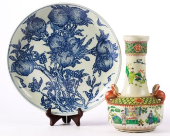 Kina. Fad samt vase af porcelæn (2)