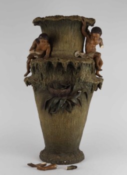 Stor af vase af bemalet terracotta, ca. 1900