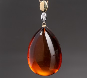 House of Amber. Necklace of 18 kt. gold with cognac amber and diamonds. approx. 19.2 g.