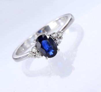 Sapphire and diamond ring in 18 kt. white gold