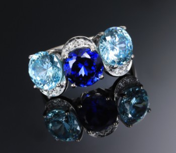 Dutch New Planet aquamarine, sapphire and diamond ring of 18 kt. white gold, total approx. 4.90 ct