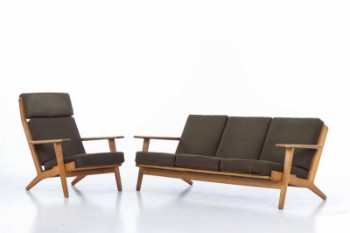 Hans J. Wegner for Getama. Tre-pers. sofa samt lænestol af egetræ, model GE-290A / GE-290/3 (2)