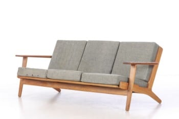 Hans J. Wegner for Getama. Tre-pers. sofa af eg, model GE-290/3