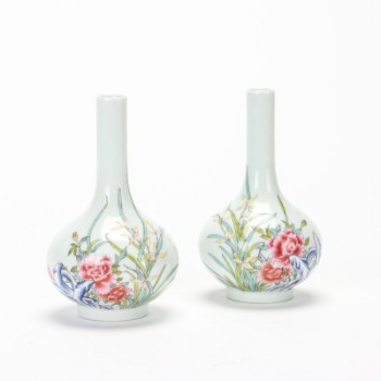 Et par små kinesiske flaskevaser af porcelæn, mærket Yongzheng, men 1900-tallet (2)