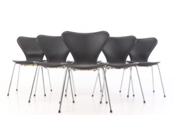 Arne Jacobsen for Fritz Hansen. Et sæt på seks Syveren stole, model 3107, sort læder overtræk (6)