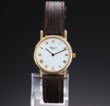 Chopard Classique. Ladies watch in 18 kt. gold with white disc, approx. The 1990s