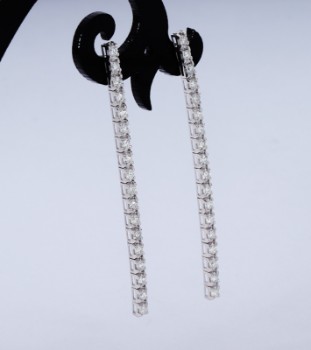 Poesia Crieri. A pair of 18 kt diamond earrings. white gold, total approx. 0.95 ct. (2)