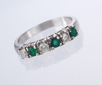Retro smaragd- og diamantring af 14 kt. hvidguld, i alt ca. 0.30 ct.