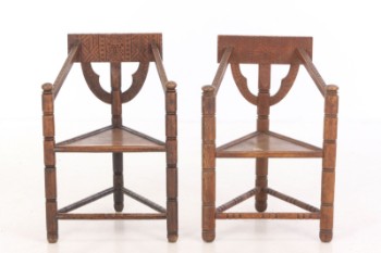 Et par svenske munkestole af udskåret egetræ, ca. 1900. (2)