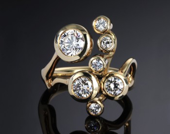 Modern brilliant cocktail ring in 18 kt. gold, a total of approx. 2.35 ct