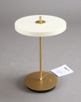 Søren Ravn Christensen for Umage. Table lamp model Asteria Move, pearl white