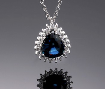 Sapphire and diamond pendant in white gold chain, 2.86 + 0.34 ct. (2)
