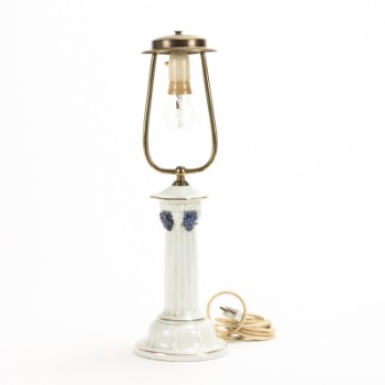 Bordlampe af porcelæn i form af søjle, dekoreret med drueklaser, 1900-tallet