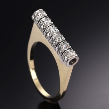 Modern diamond ring of 18 kt. gold and white gold