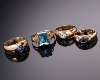 En samling vintage ringe af 14 kt. guld prydet med diamanter, safirer, akvamarin mm. Ca. 20,8 g. (4)