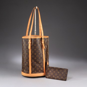 Louis Vuitton. Bucket GM, Monogram Canvas shoulder bag