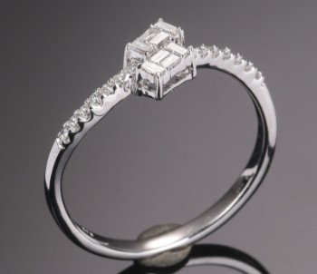 Diamonds by Frisenholm. Diamantring af 9 kt. hvidguld.
