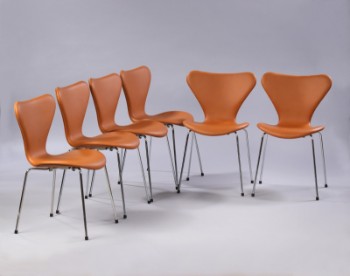 Arne Jacobsen. A set of six chairs Syveren, model 3107, cognac-coloured Calvados leather. New seat height 46.5 cm. (6)