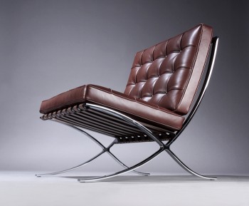 Ludwig Mies van der Rohe. Lænestol i mørkebrunt læder model Barcelona stol