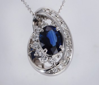 Neck necklace of 18 kt. white gold with sapphire & diamond pendant in platinum, total 1.90 ct. (GWLAB cert.) (2)