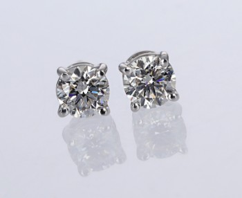 A pair of solitaire earrings in 18 kt. white gold, 0.62 ct. (2)