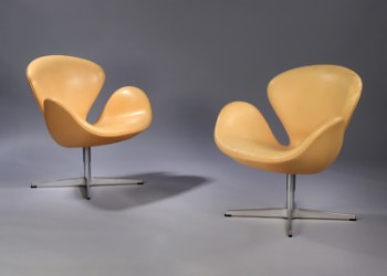 Arne Jacobsen. Et par lænestole i naturlæder. Svanen, model 3320. (2)