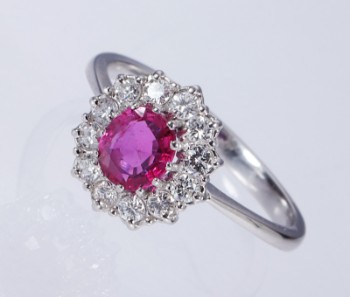 Rose ring of 18 kt. white gold adorned with diamonds and an untreated pink Burma sapphire of 0.65 ct.