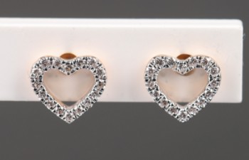 Diamonds by Frisenholm. Et par diamantørestikker af 18 kt. rosaguld, ca 0,05 ct. 82)