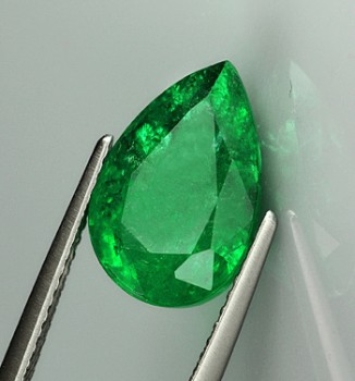 Unset drop-cut emerald of 3.09 ct